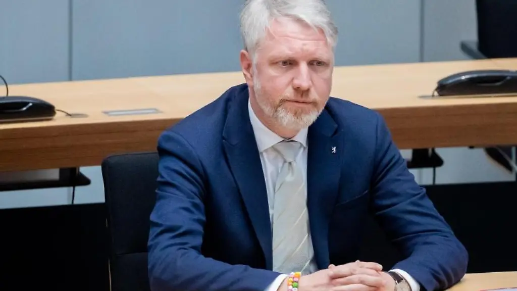 Der-Senator-fuer-Stadtentwicklung-und-Wohnen-Sebastian-Scheel-Linke