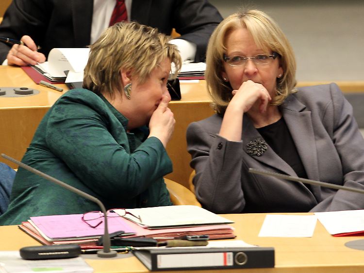 Hannelore Kraft (r) und Sylvia Löhrmann: Die rot-grüne Minderheitsregierung regiert stabil, meinen beide.