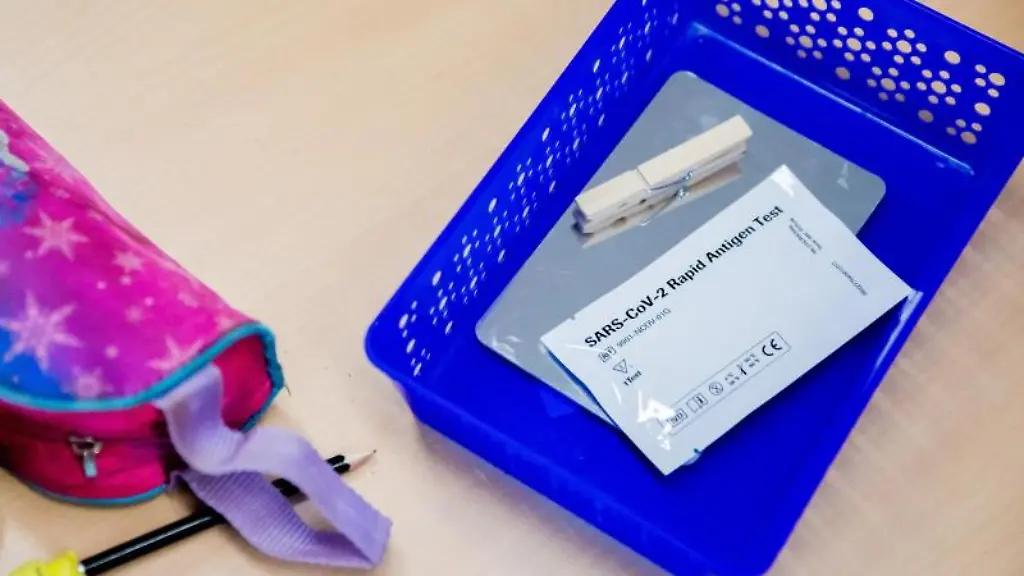 Ein-Schnelltest-liegt-bei-einem-Probelauf-mit-Corona-Schnelltests-auf-einem-Schultisch