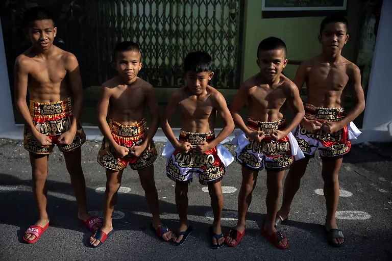 2021-04-06T220118Z-925354955-RC2MQM9R5N92-RTRMADP-3-THAILAND-MUAYTHAI