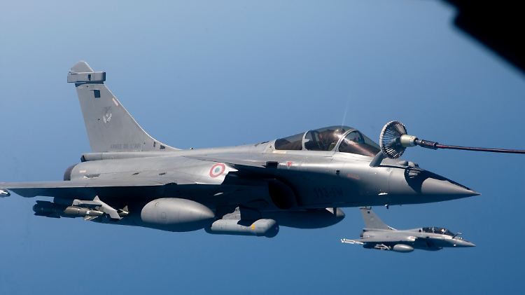 Sprit für den Kampfeinsatz: Ein französischer Kampfjet vom Typ Dassault Rafale füllt seine Tanks über dem südlichen Mittelmeer.