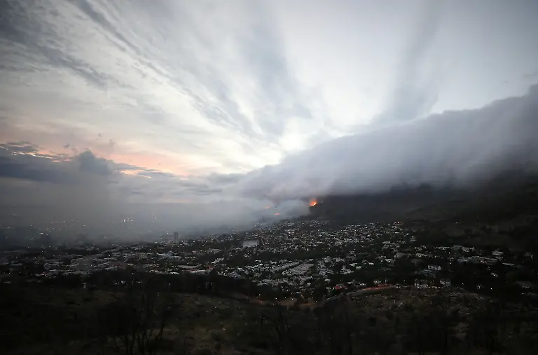 2021-04-19T074019Z-1547103669-RC2VYM983T9L-RTRMADP-3-SAFRICA-FIRE