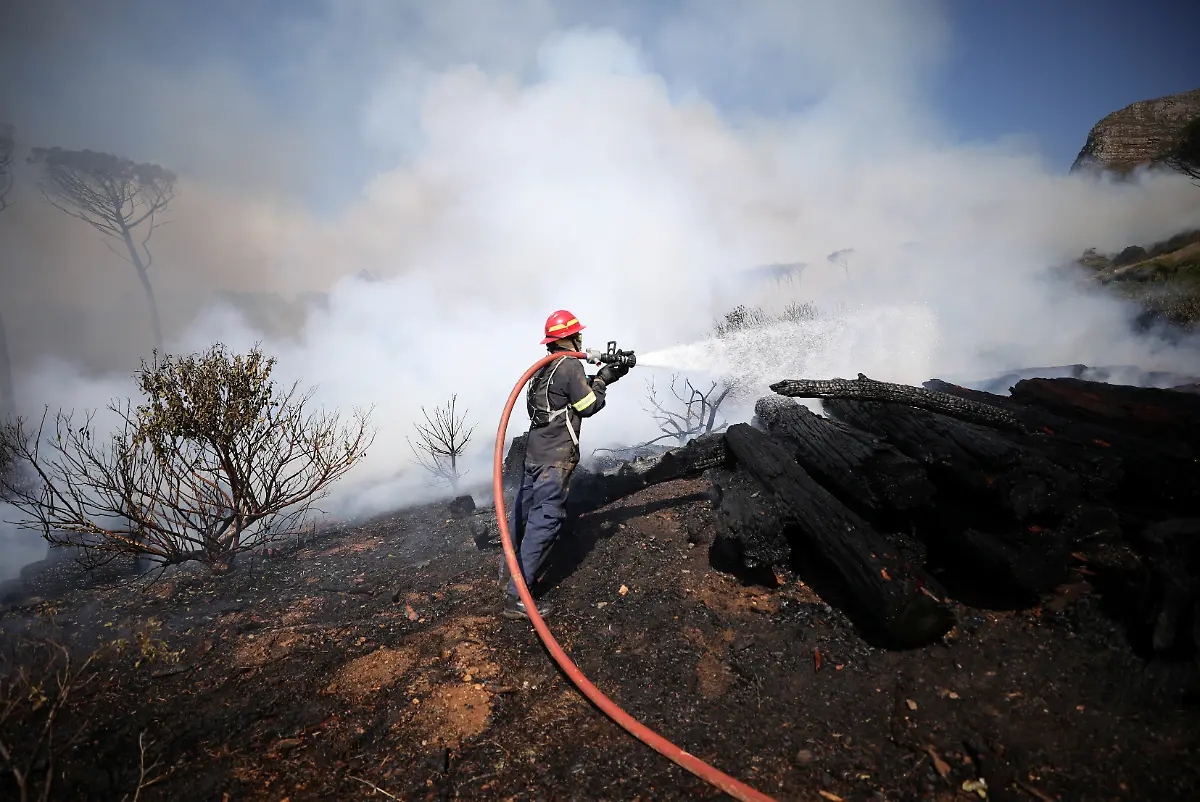 2021-04-18T124636Z-1749730651-RC2CYM9ZTYEF-RTRMADP-3-SAFRICA-FIRE