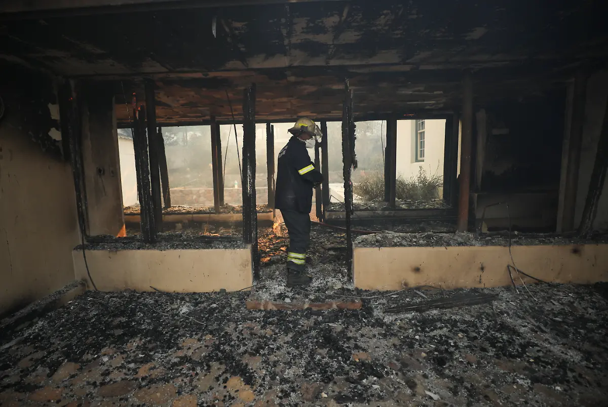 2021-04-18T164614Z-458845762-RC2GYM9L1VOK-RTRMADP-3-SAFRICA-FIRE