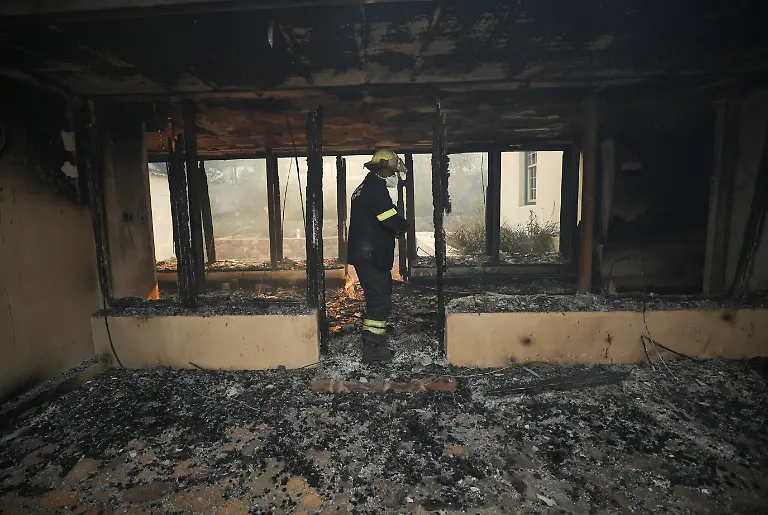 2021-04-18T164614Z-458845762-RC2GYM9L1VOK-RTRMADP-3-SAFRICA-FIRE