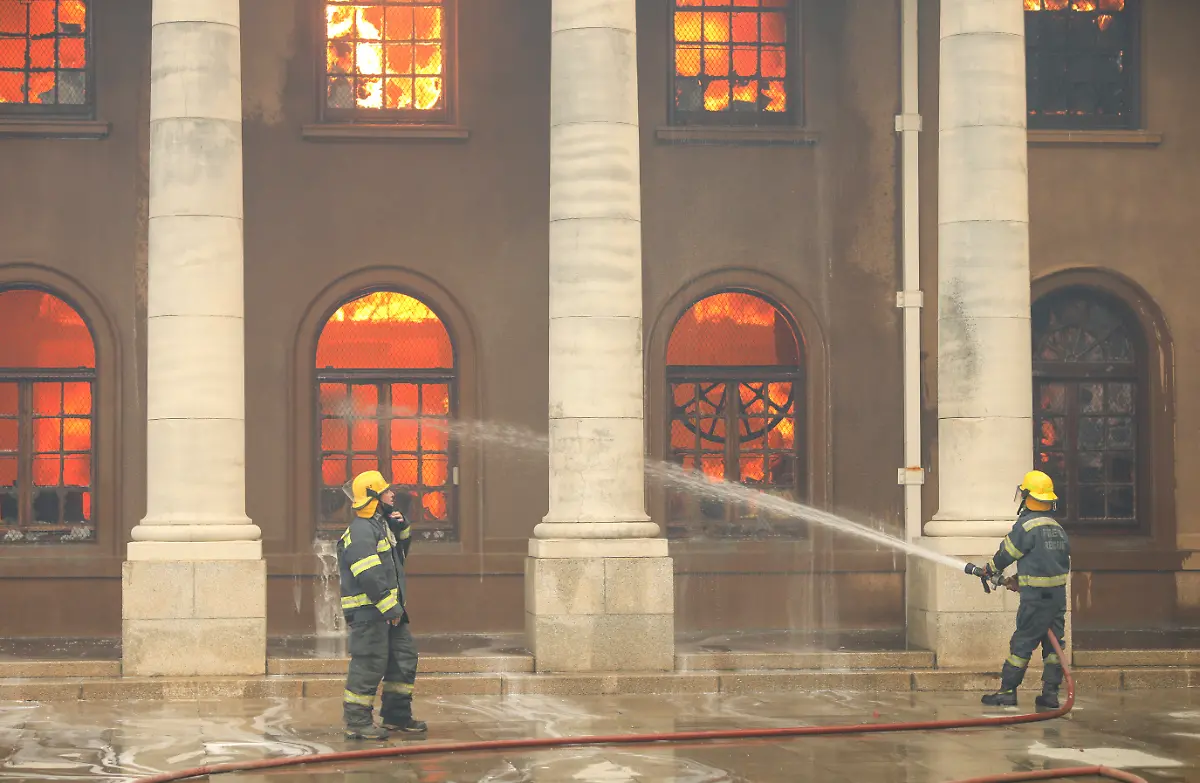 2021-04-18T165039Z-1213969416-RC2GYM9KMA1S-RTRMADP-3-SAFRICA-FIRE