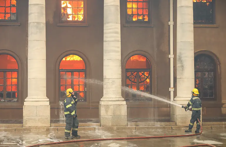 2021-04-18T165039Z-1213969416-RC2GYM9KMA1S-RTRMADP-3-SAFRICA-FIRE