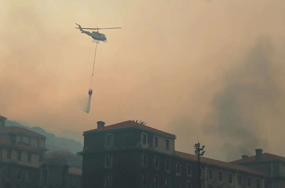 2021-04-18T170038Z-1022724907-RC2HYM9W3554-RTRMADP-3-SAFRICA-FIRE