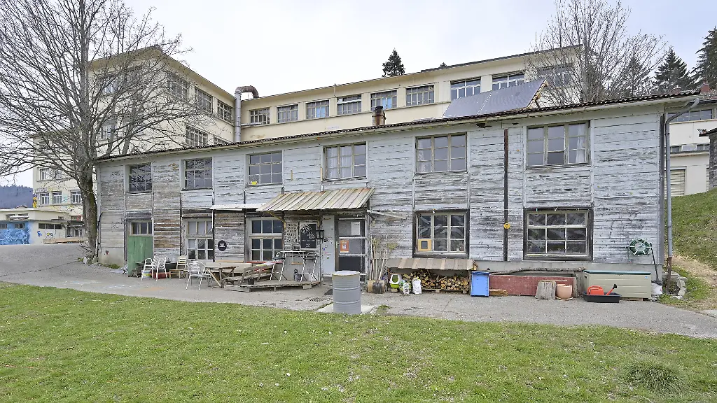 In-dem-Gebaeude-der-ehemaligen-Reuge-Fabrik-in-der-Schweiz-wurde-das-achtjaehrige-Maedchen-gefunden