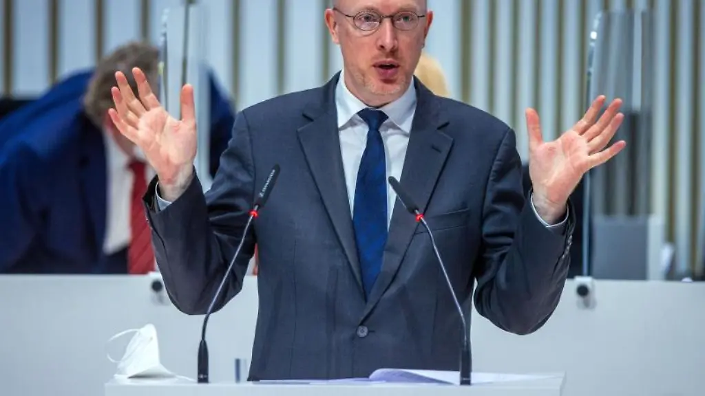 Mecklenburg-Vorpommerns-Verkehrsminister-Christian-Pegel-SPD-spricht-bei-einer-Landtagssitzung