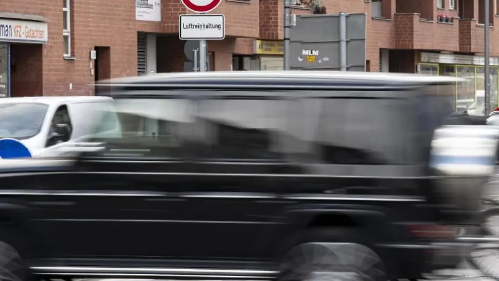 Eine-Verkehrsschild-weisst-auf-die-Geschwindigkeitsbegrenzung-von-30-km-h-hin
