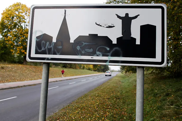 2013-02-19T120000Z-993405984-GM1E92J1A6S01-RTRMADP-3-POLAND