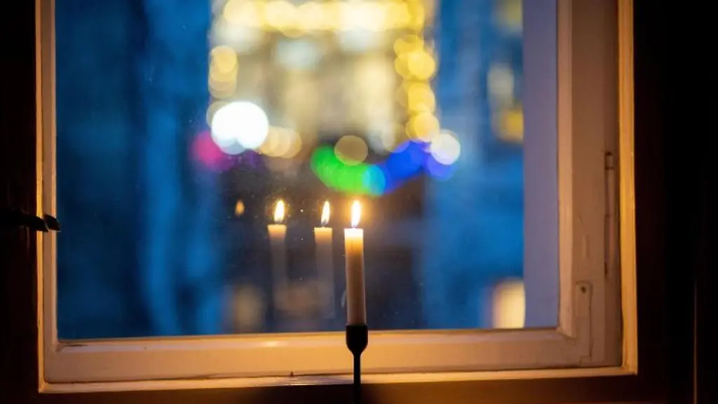 Eine-Kerze-brennt-in-einem-Fenster-als-Zeichen-des-gemeinsamen-Gedenkens-im-Rahmen-der-Aktion-lichtfenster-fuer-die-Toten-im-Zusammenhang-mit-der-Corona-Pandemie