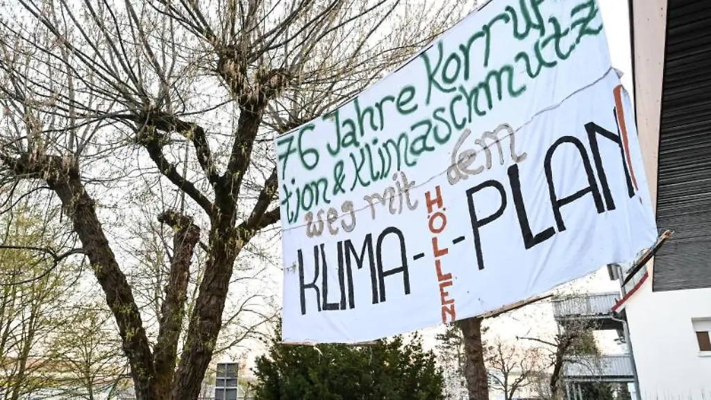 Ein-Plakat-mit-der-Aufschrift-76-Jahre-Korruption-und-Klimaschmutz-Weg-mit-dem-Klima-Hoellen-Plan-haengt-am-Buerogebaeude-des-CDU-Kreisverbands-Ravensburg