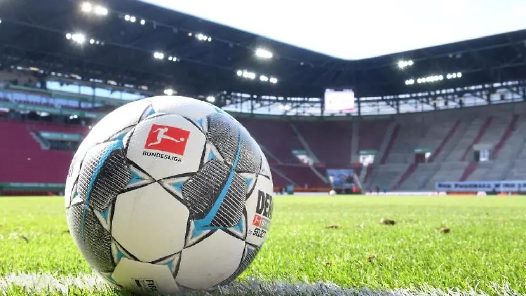 Ein-Ball-liegt-auf-dem-Rasen