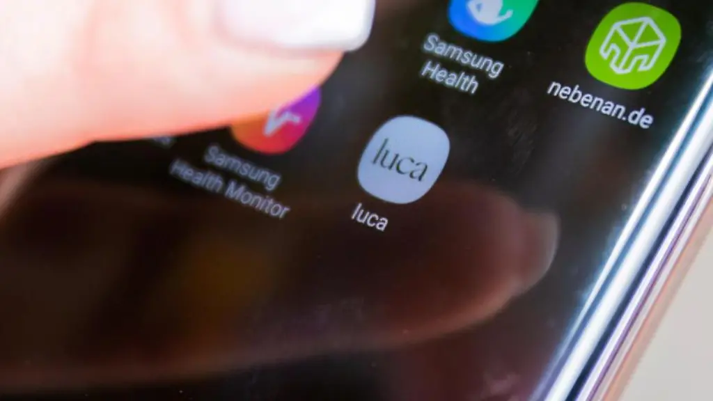 Eine-Kundin-haelt-am-Eingang-eines-Bekleidungsgeschaeftes-ein-Smartphone-mit-der-Luca-App-in-die-Kamera