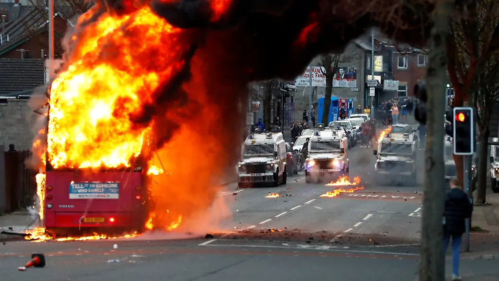 2021-04-07T215138Z-1845046964-RC27RM9YBQBZ-RTRMADP-3-BRITAIN-NIRELAND-PROTESTS