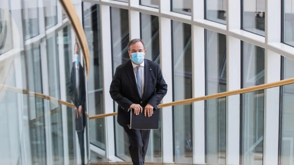 Armin-Laschet-CDU-Ministerpraesident-von-Nordrhein-Westfalen-und-Parteivorsitzender-kommt-ueber-eine-Treppe-in-den-Landtag