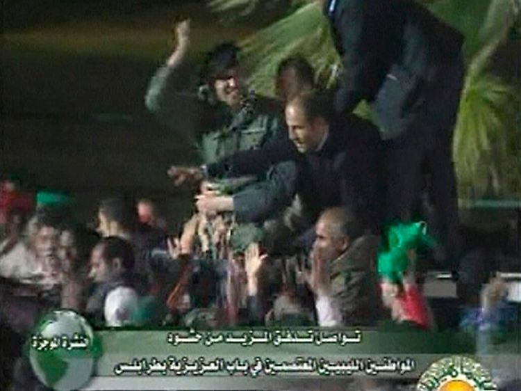Das libysche Fernsehen zeigte Bilder, die beweisen sollen, dass Gaddafis Sohn Chamies lebt.