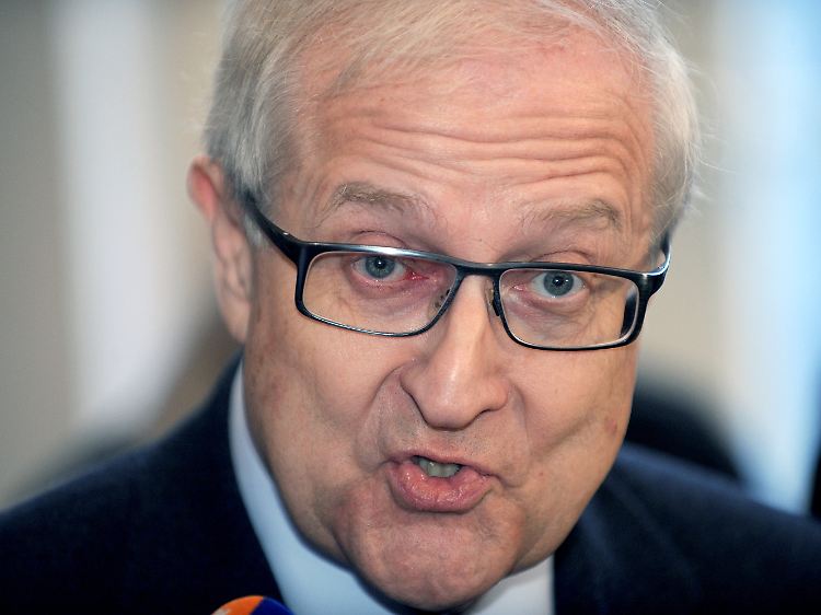 "Natürlich, macht doch Spaß", sagt Rainer Brüderle. "Wenn man soviel nette Journalisten findet, die einen fragen, kann man nur Freude im Amt haben."