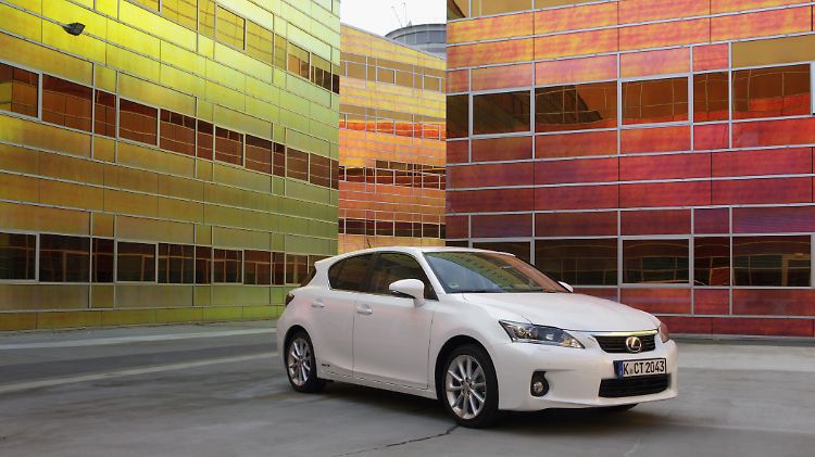 Der Lexus CT 200h ist ab sofort ab 28.900 Euro beim Händler erhältlich.