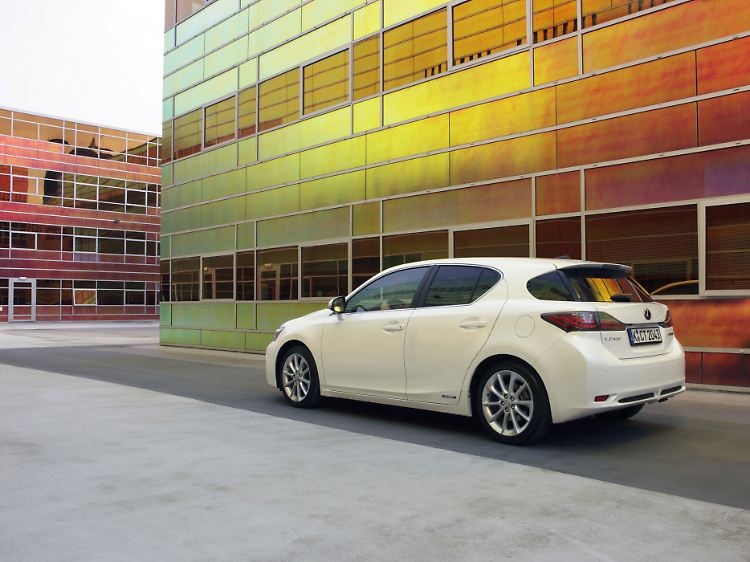 Teurer als seine Konzern-Hybridbrüdern Prius und Auris: der Lexus CT 200h.
