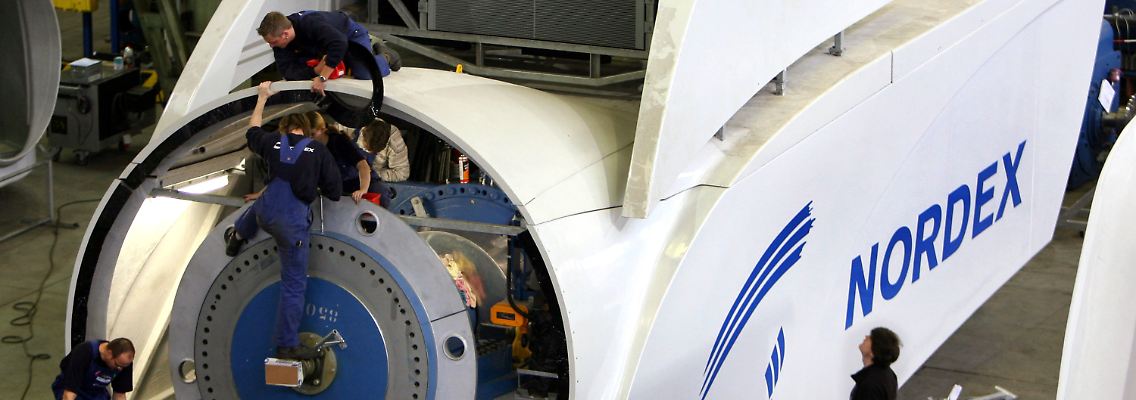 Nordex-Mitarbeiter montieren in Rostock das Maschinenhaus für eine Offshore-Windkraftanlage.
