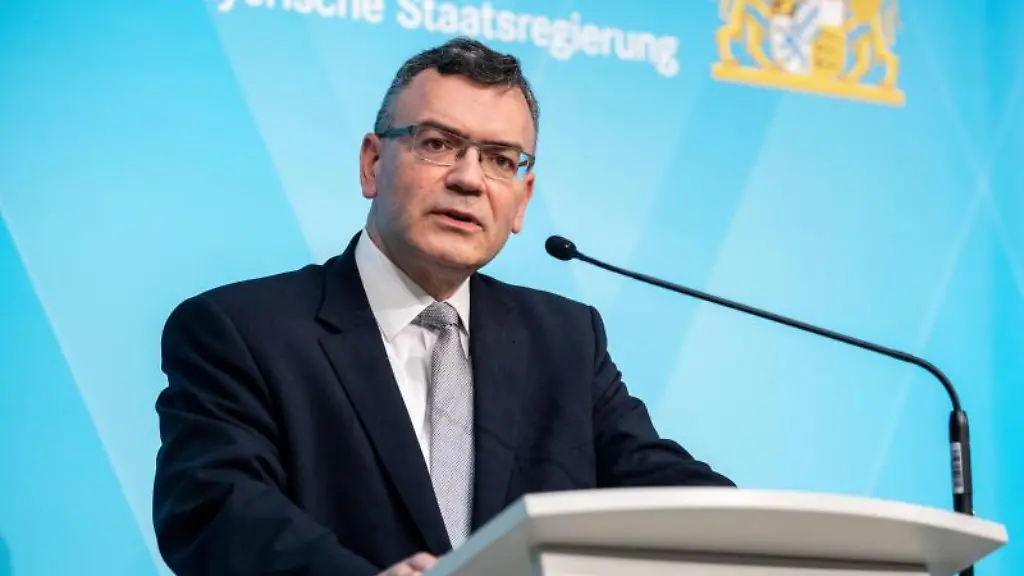 Florian-Herrmann-CSU-spricht-auf-einer-Pressekonferenz