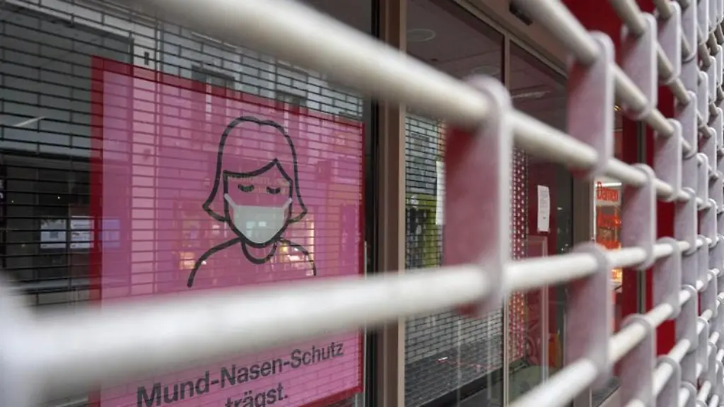 Das-Rolltor-eines-Warenhauses-ist-geschlossen