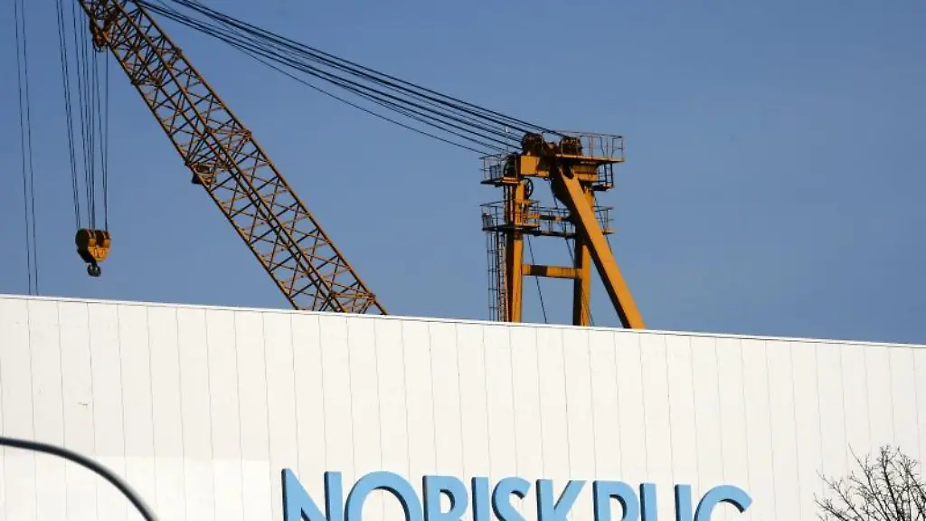 Ein-Werkskran-steht-hinter-dem-Schriftzug-der-Werft-Nobiskrug