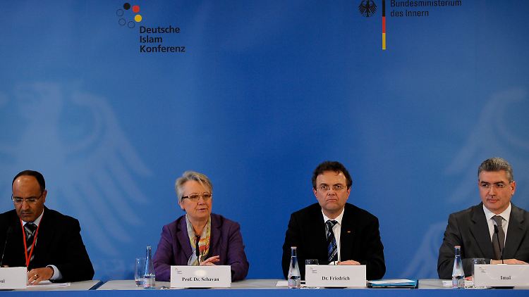 Imam Abdelmalik Hibaoui (v.l.), Bildungsministerin Annette Schavan, Bundesinnenminister Hans-Peter Friedrich und der Präsident des Verbands der Islamischen Kulturzentren, Mustafa Imal, bei der Islamkonferenz.