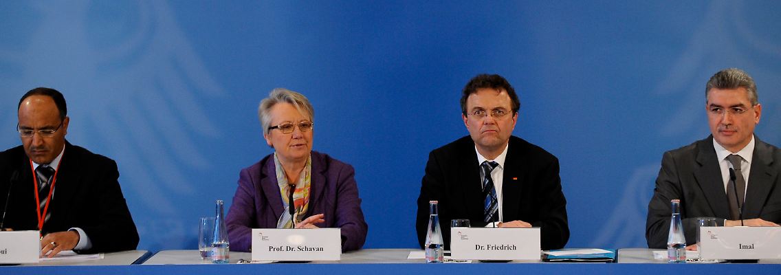 Imam Abdelmalik Hibaoui (v.l.), Bildungsministerin Annette Schavan, Bundesinnenminister Hans-Peter Friedrich und der Präsident des Verbands der Islamischen Kulturzentren, Mustafa Imal, bei der Islamkonferenz.