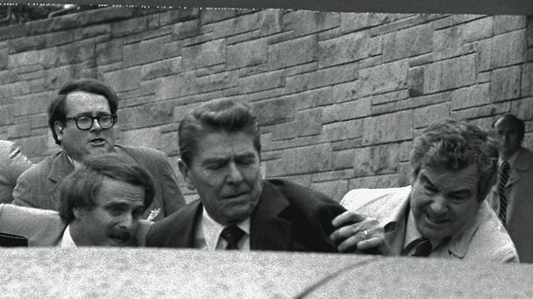 Jerry Parr (r) schiebt Reagan in die Limousine.