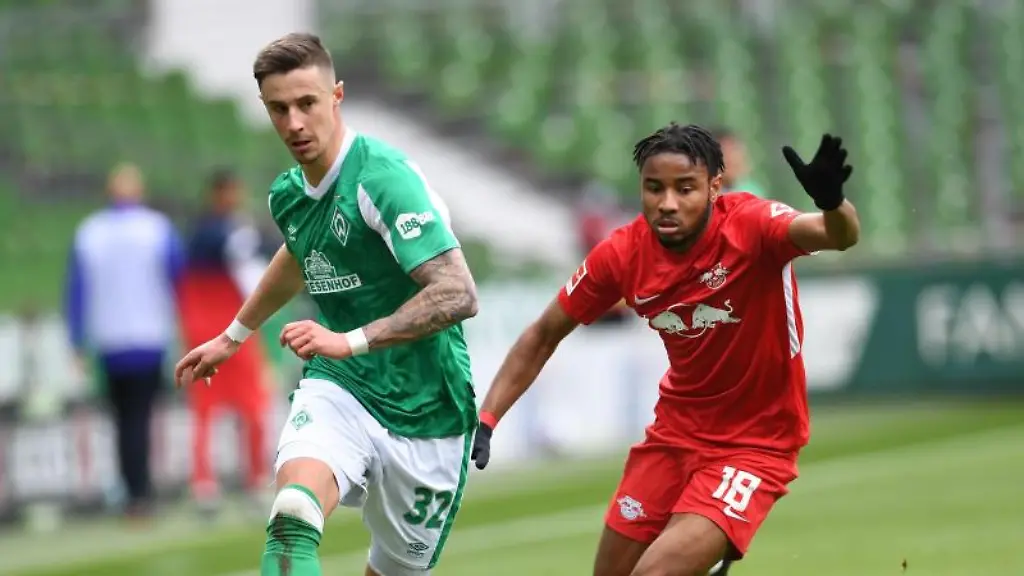Bremens-Abwehrspieler-Marco-Friedl-l-gegen-Leipzigs-Mittelfeldspieler-Christopher-Nkunku