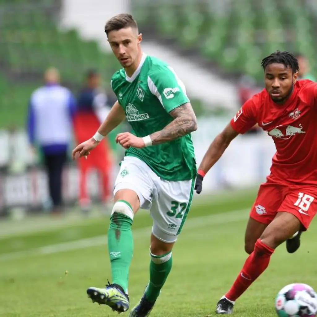 Bremens-Abwehrspieler-Marco-Friedl-l-gegen-Leipzigs-Mittelfeldspieler-Christopher-Nkunku