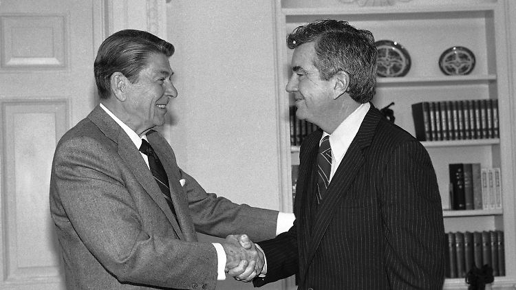 Jerry Parr bei seiner Verabschiedung durch Ronald Reagan im Jahr 1985.