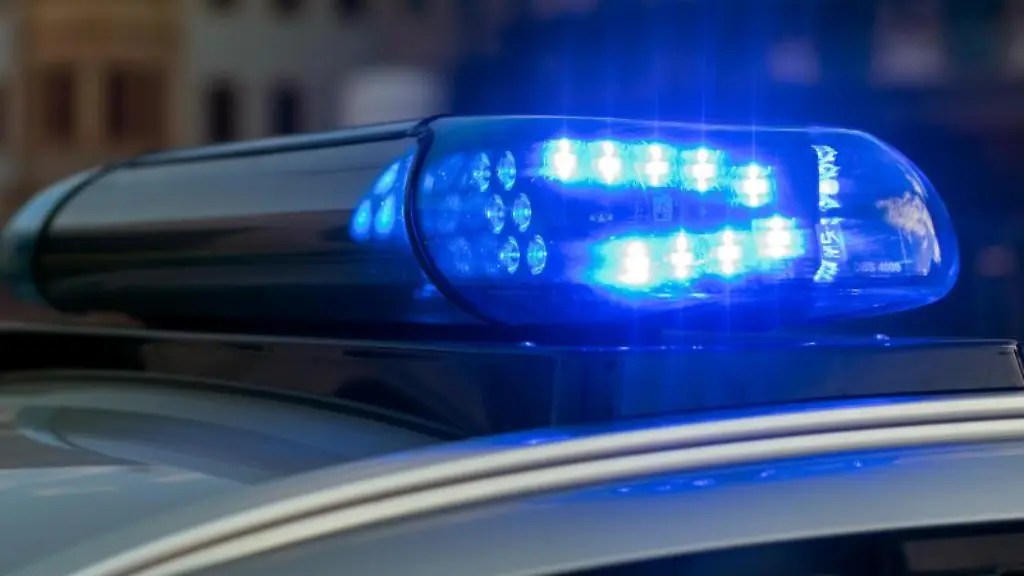 Das-Blaulicht-auf-einem-Fahrzeug-der-Polizei-leuchtet-auf