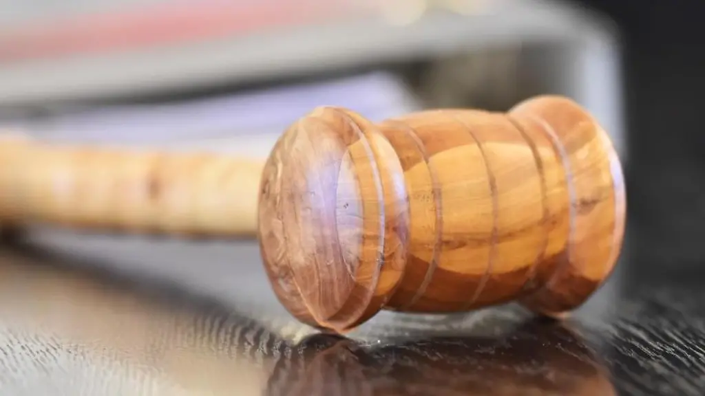 Ein-Richterhammer-aus-Holz-auf-einer-Richterbank