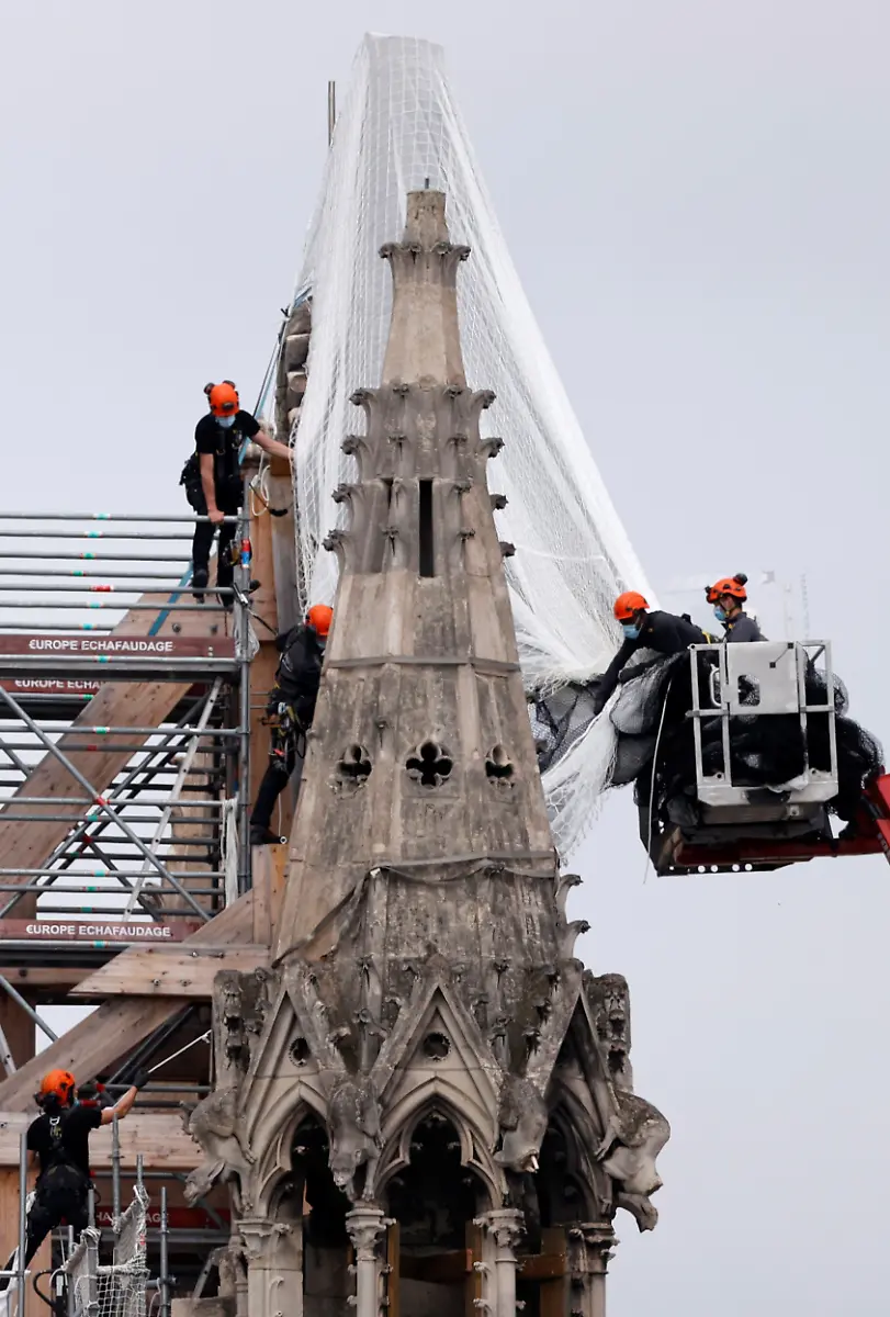 2020-06-08T000000Z-633593988-RC2Y4H9TG6CN-RTRMADP-3-FRANCE-NOTRE-DAME-SCAFFOLDING