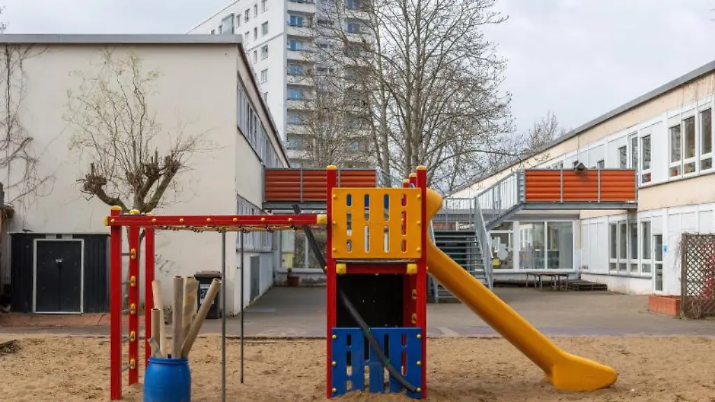 Der-Spielplatz-einer-Kita-ist-leer-und-verwaist