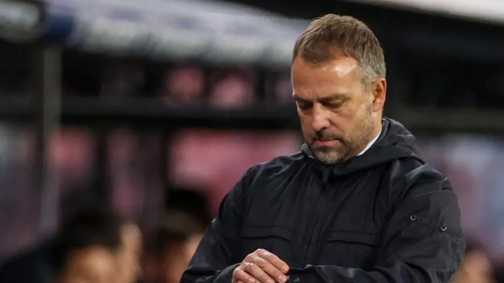 Muenchens-Trainer-Hansi-Flick-guckt-auf-die-Uhr