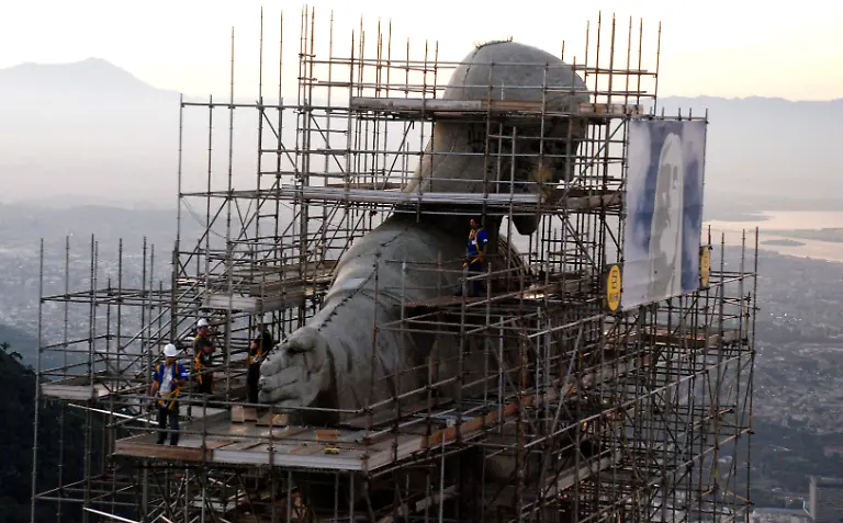 2010-04-16T120000Z-379179169-GM1E64H06O401-RTRMADP-3-BRAZIL-RIO-CHRIST