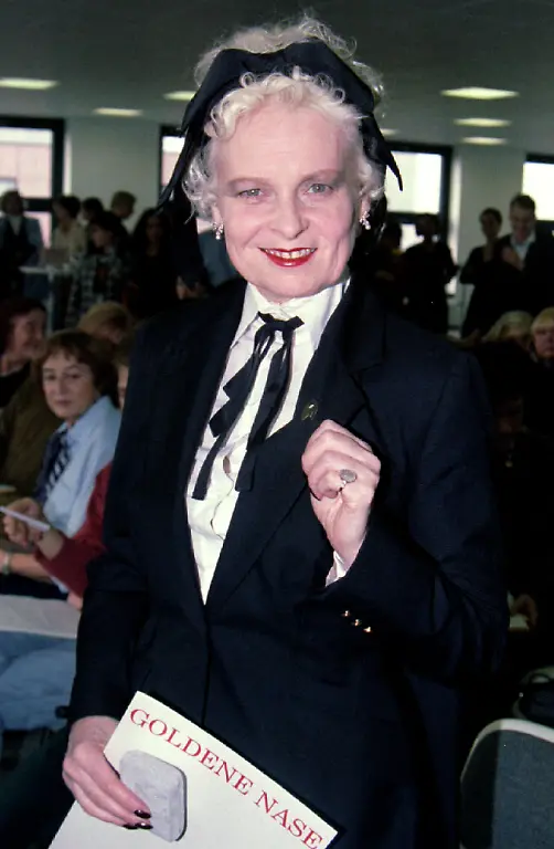 1995-10-27T120000Z-1540475848-PBEAHUNEKDB-RTRMADP-3-FASHION