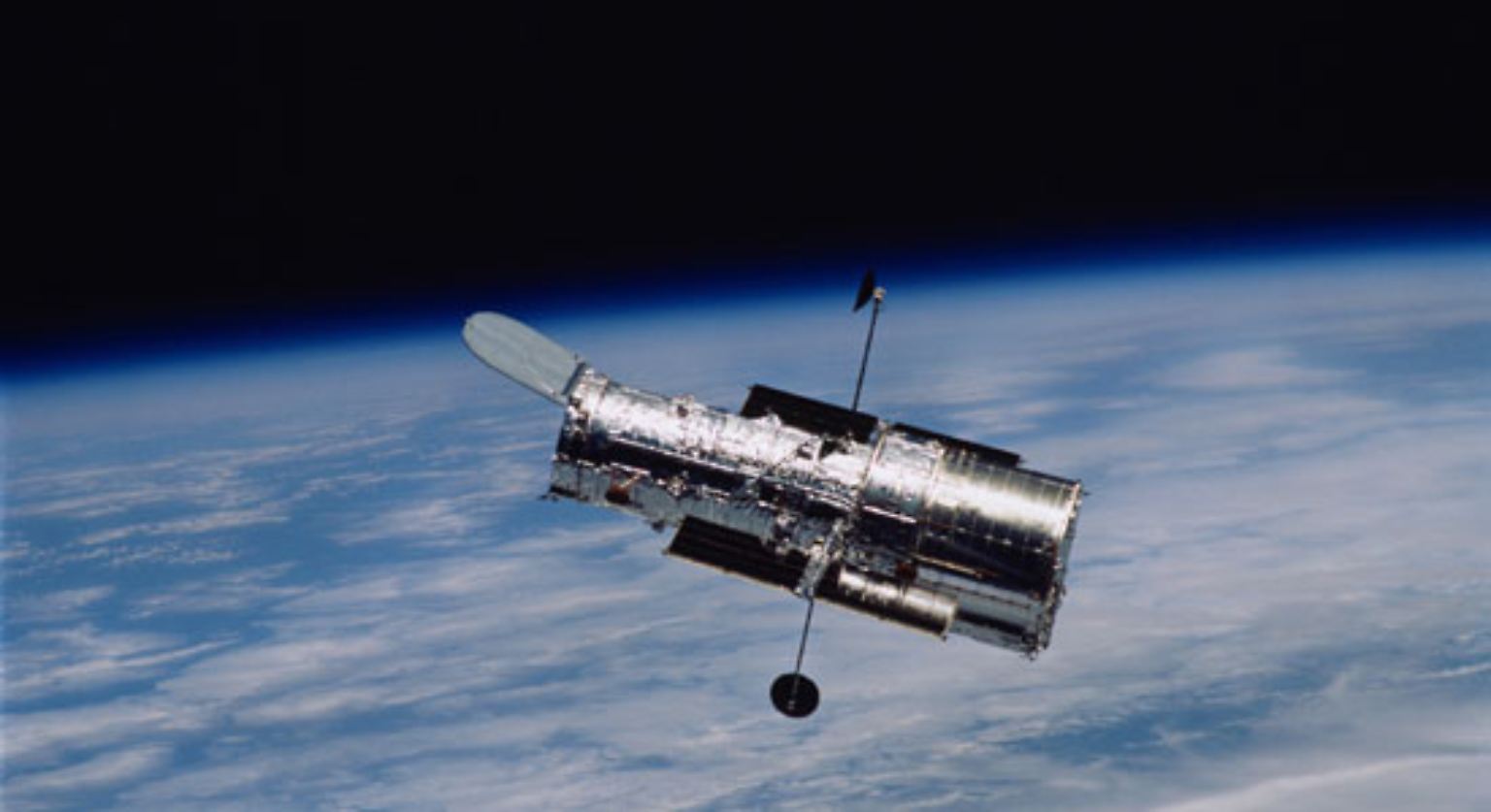 Spektakuläres Rendezvous im All: In rund 530 Kilometer Entfernung von der Erde hat die Besatzung des Shuttle "Atlantis" am 13. Mai 2009 planmäßig das Weltraumteleskop "Hubble" eingefangen.