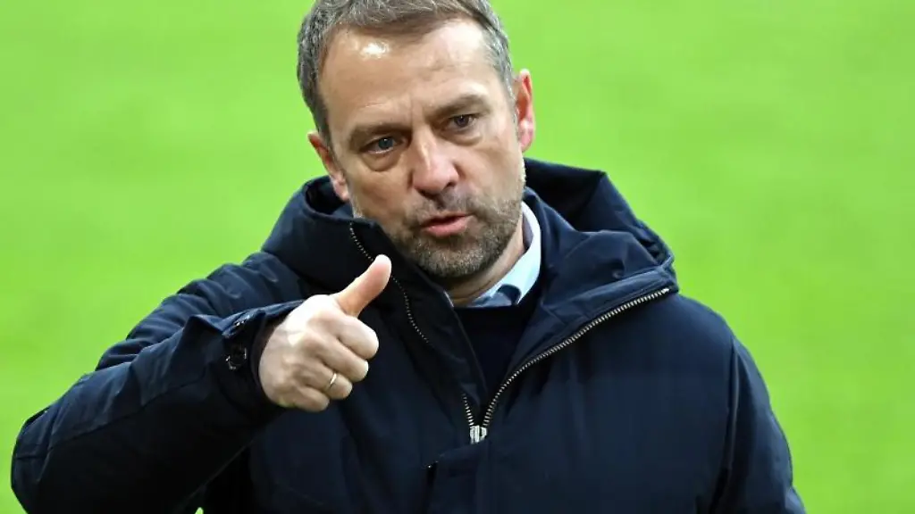 Muenchens-Trainer-Hans-Dieter-Hansi-Flick-gestikuliert