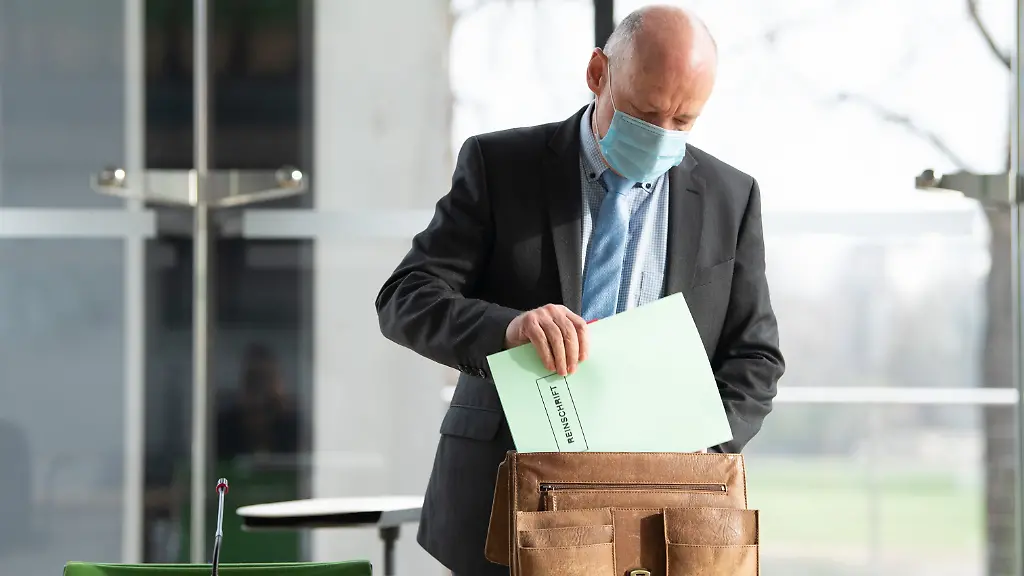 LKA-Chef-Petric-Kleine-bei-einer-Sondersitzung-zur-Munitionsaffaere-der-saechsischen-Polizei-Gegen-17-Beamte-einer-LKA-Sondereinheit-wird-wegen-Diebstahl-Verstoss-gegen-das-Waffengesetz-und-Bestechlichkeit-ermittelt