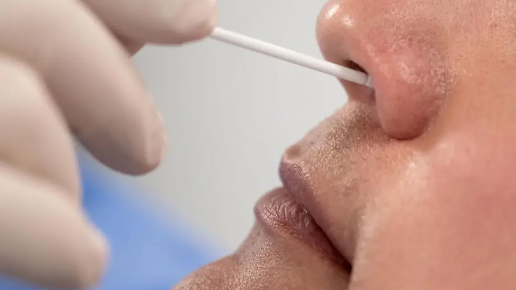 Ein-Corona-Schnelltest-wird-durchgefuehrt