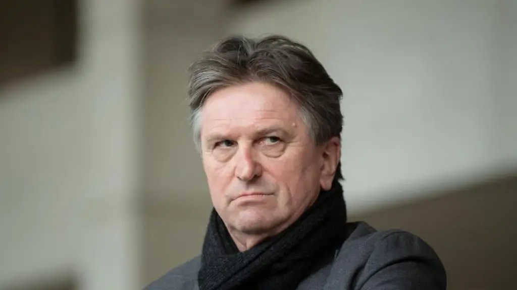 Manfred-Lucha-steht-im-Foyer-des-Landtages-von-Baden-Wuerttemberg