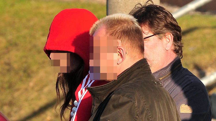 Polizisten führen den Täter (l.) ab.