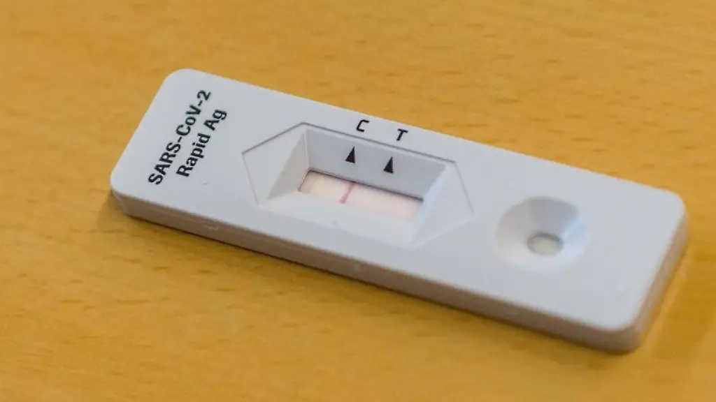 Ein-Corona-Schnelltest-eines-Schuelers